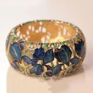 Bague ancienne en or avec motif floral bleu