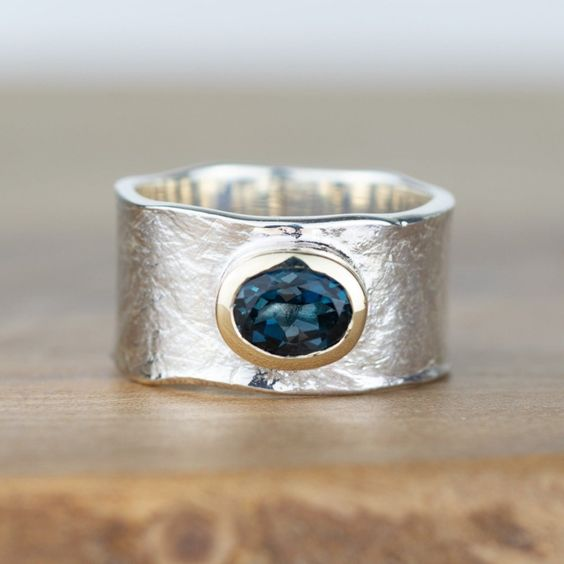 Bague en argent vintage incrustée de pierre bleue