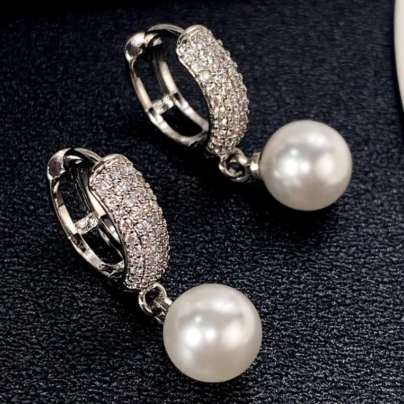 Boucles d'oreilles brillantes en perles d'argent