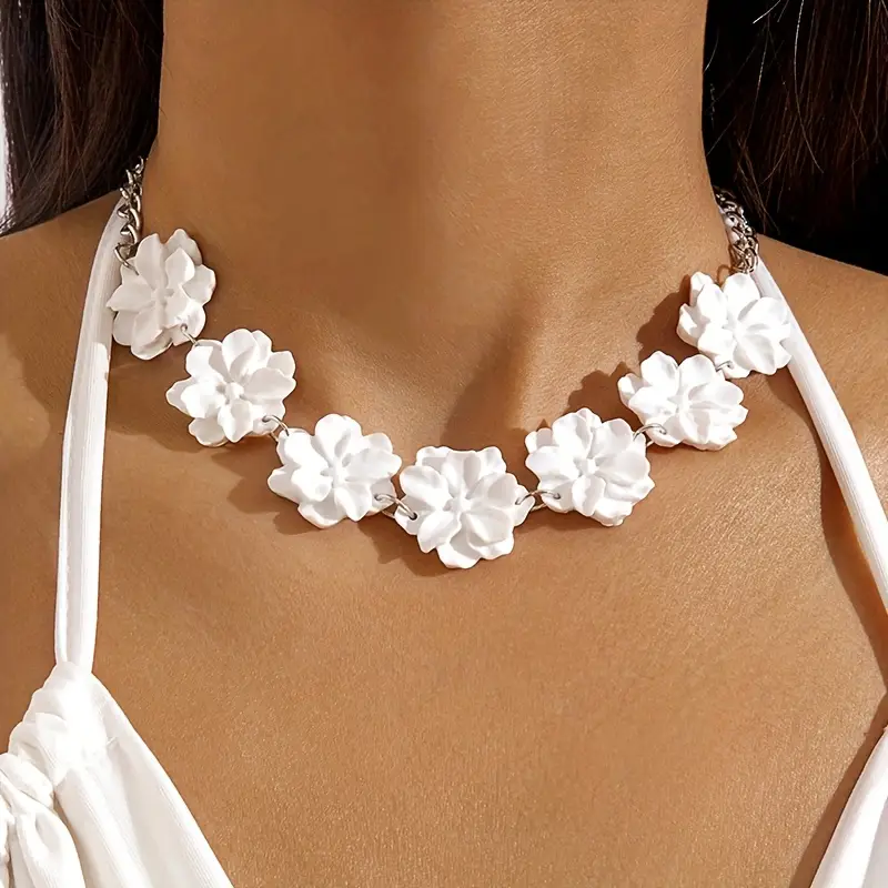 Collier à fleurs blanches