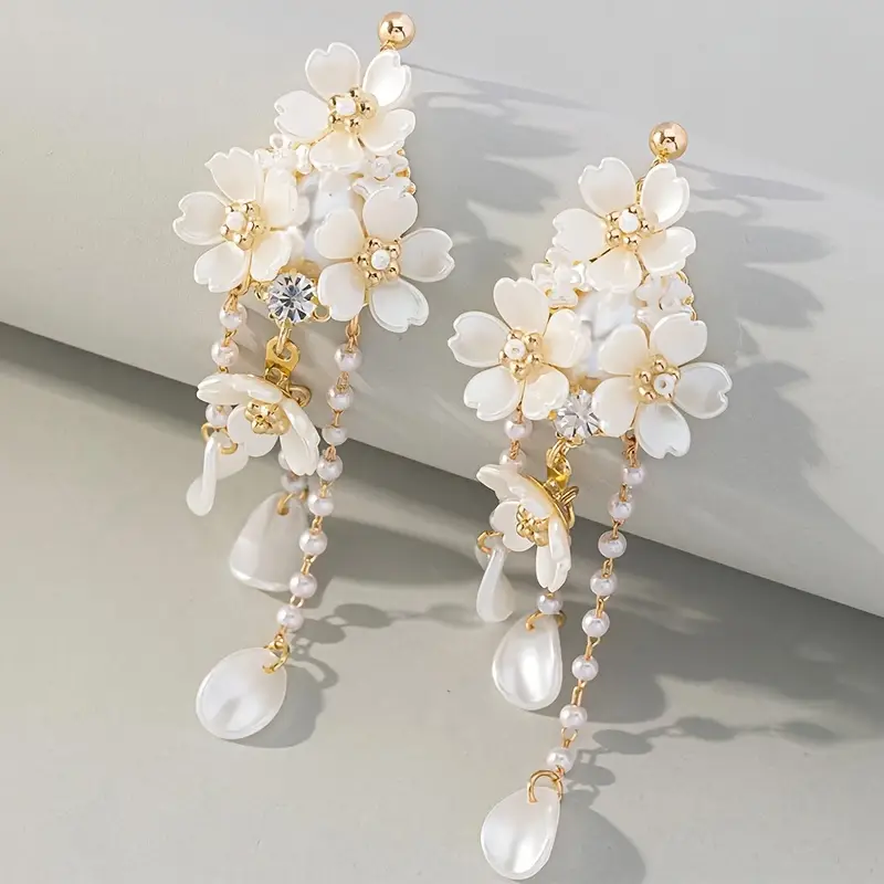 Boucles d'oreilles à perle blanche avec fleur suspendue
