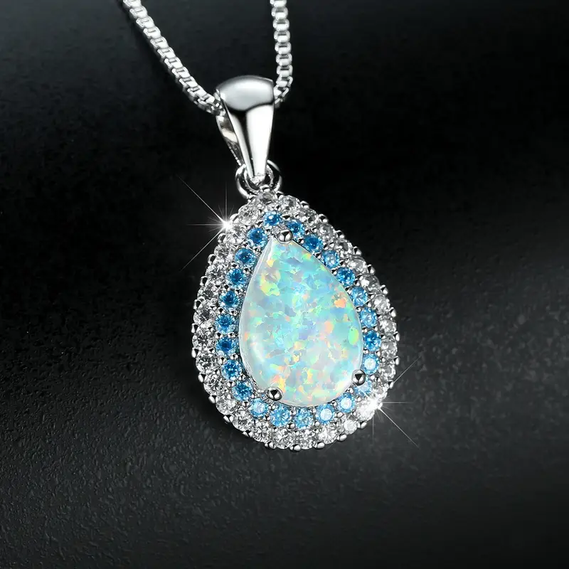 Collier à pendeloques en opale bleue étincelante