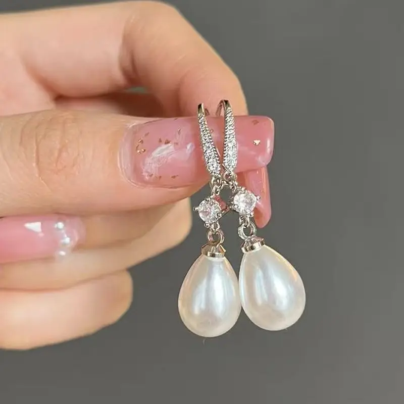 Boucles d'oreilles en perle pendantes et lumineuses