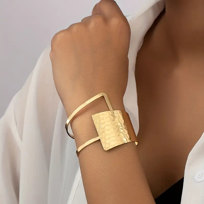 Bracelet doré irrégulier