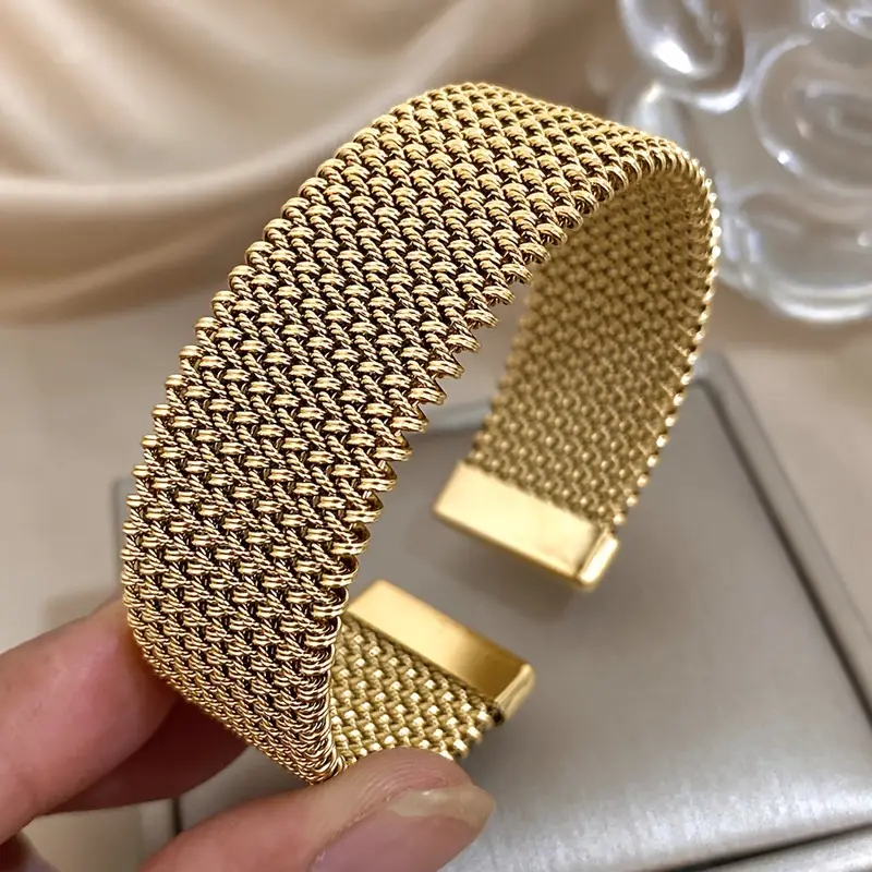 Bracelet en maille dorée ouvert