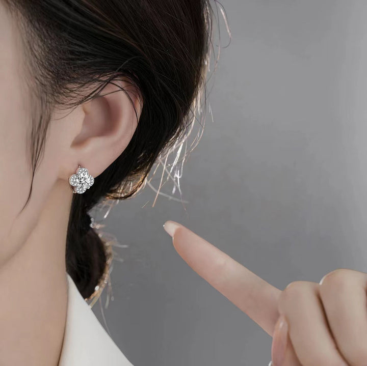 Boucles d'oreilles en argent en forme de trèfle en moissanite