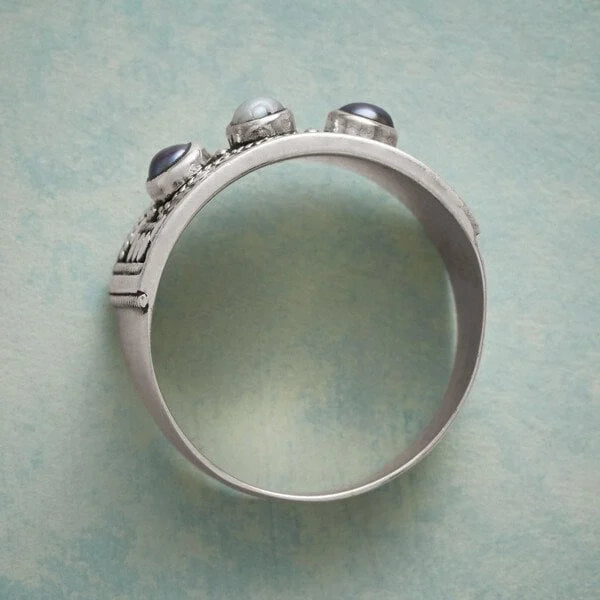 Bague géométrique en perles à trois pierres