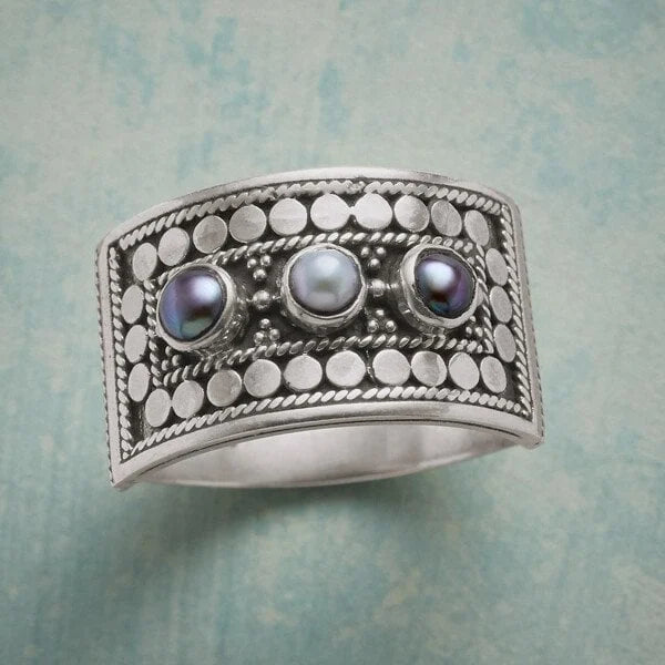 Bague géométrique en perles à trois pierres