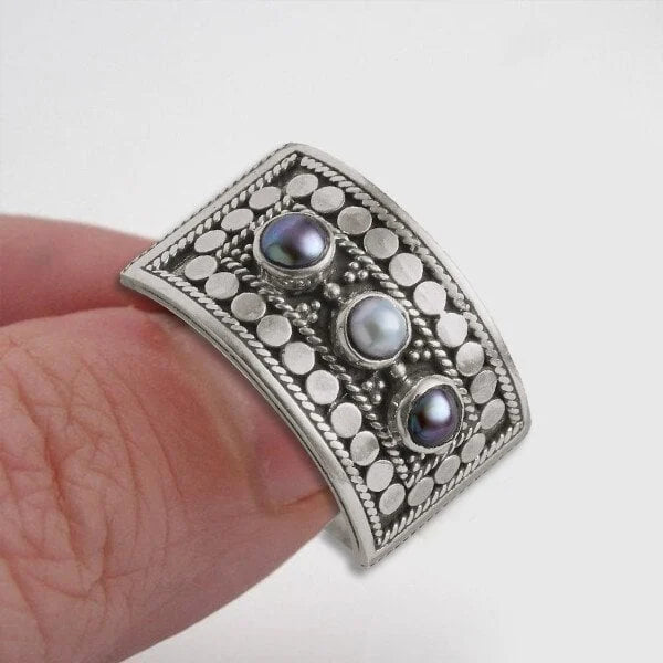 Bague géométrique en perles à trois pierres