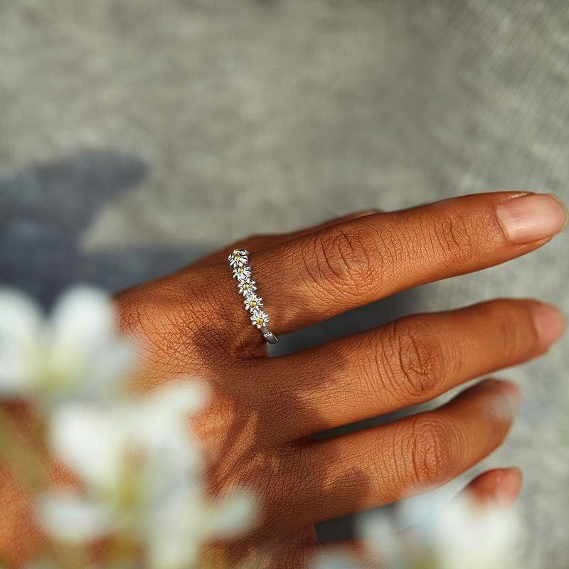 Bague en argent ajustable avec peinture à la main en émail et motif marguerite