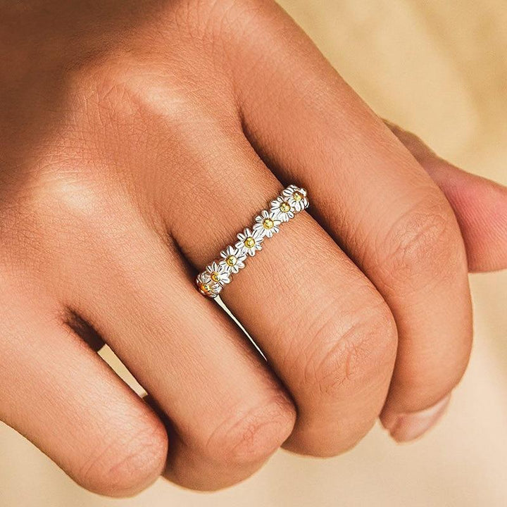 Bague en argent ajustable avec peinture à la main en émail et motif marguerite