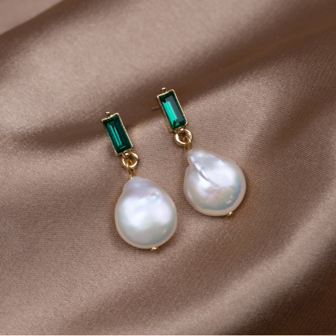 Boucles d'oreilles luxueuses en or avec perles et zirconia verte
