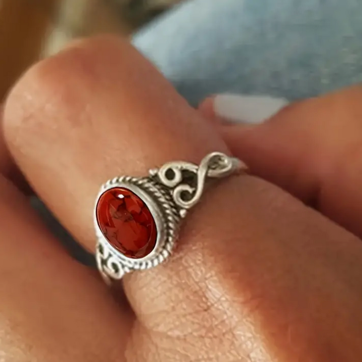 Bague ancienne en pierre incrustée