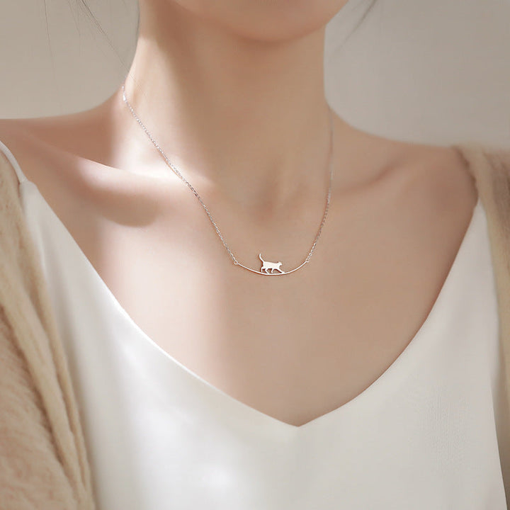 Collier en argent avec chat grimpeur