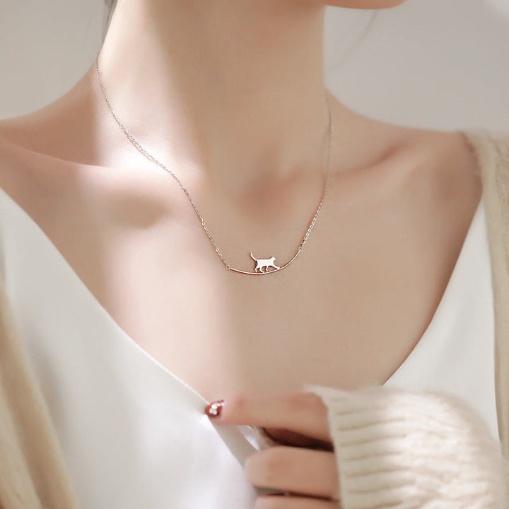 Collier en argent avec chat grimpeur