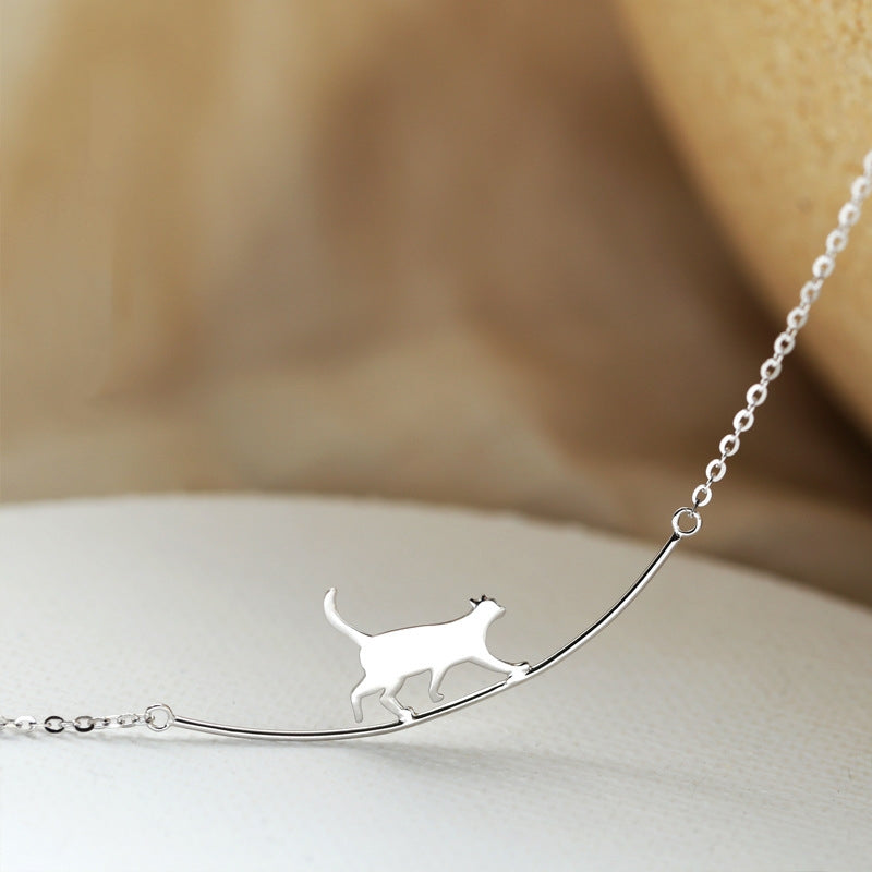 Collier en argent avec chat grimpeur