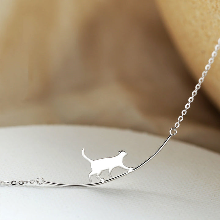 Collier en argent avec chat grimpeur