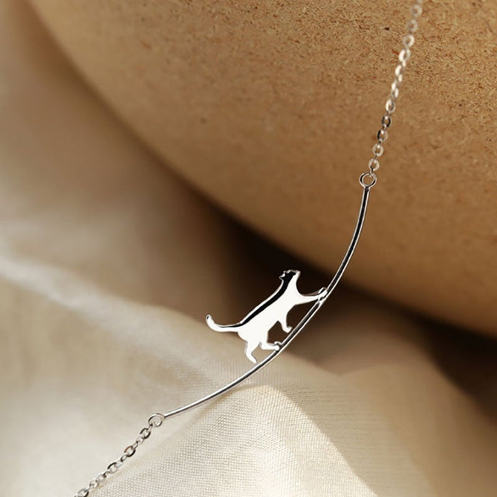 Collier en argent avec chat grimpeur