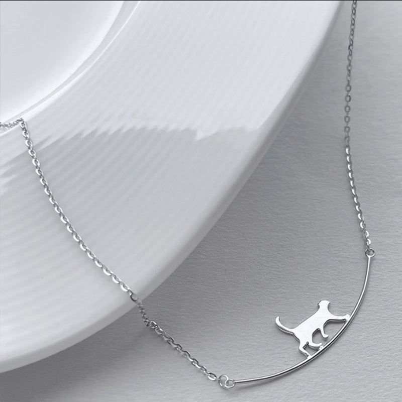 Collier en argent avec chat grimpeur