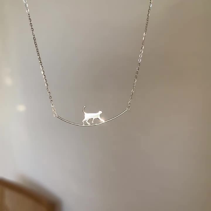 Collier en argent avec chat grimpeur