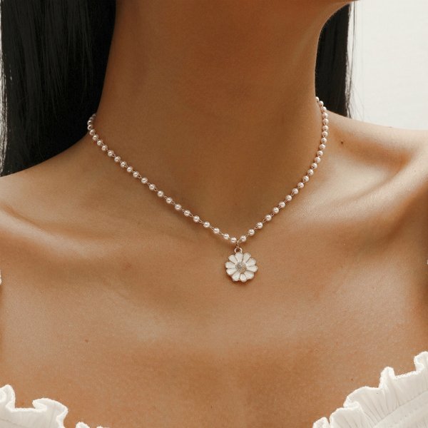 Collier pendentif marguerite avec perles
