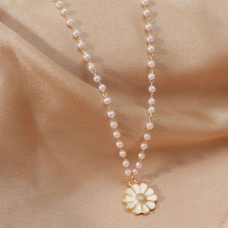 Collier pendentif marguerite avec perles
