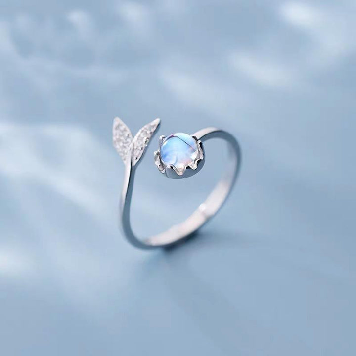Bague à queue de dauphin ajustable avec accents en zirconia bleue