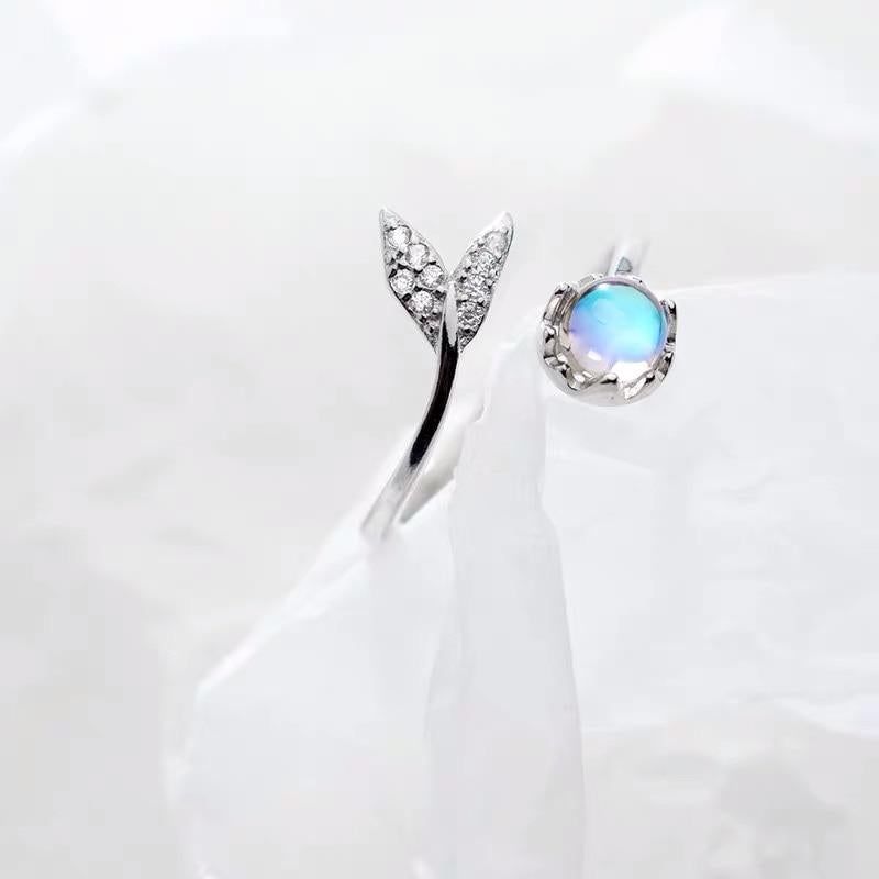 Bague à queue de dauphin ajustable avec accents en zirconia bleue