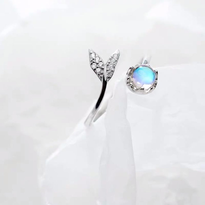 Bague à queue de dauphin ajustable avec accents en zirconia bleue