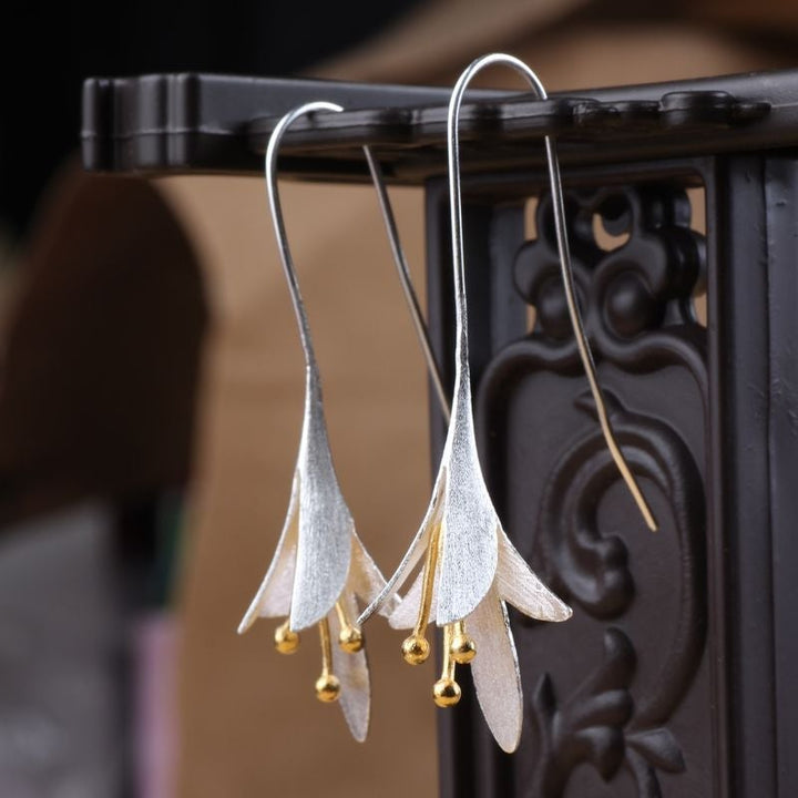 Boucles d'oreilles fleurs argentées élégantes