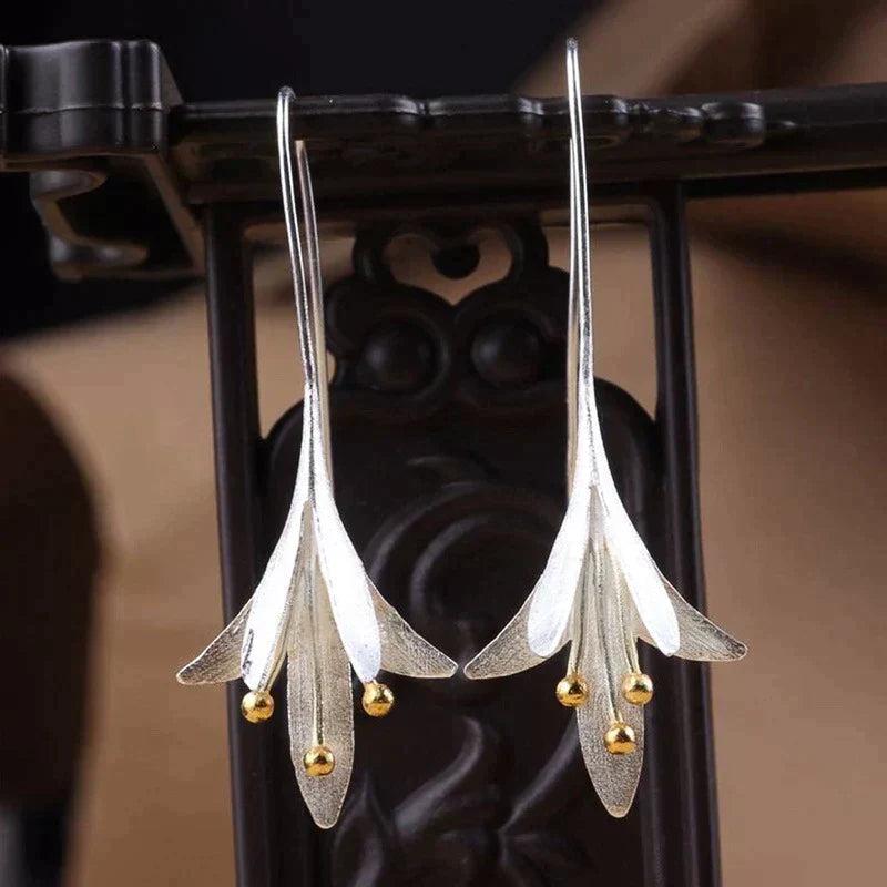 Boucles d'oreilles fleurs argentées élégantes