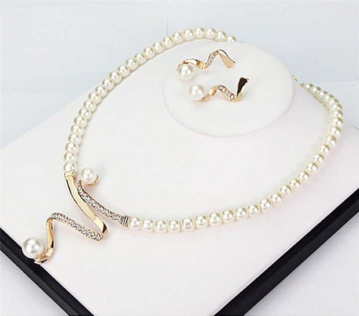 Ensemble de collier et boucles d'oreilles en perles naturelles