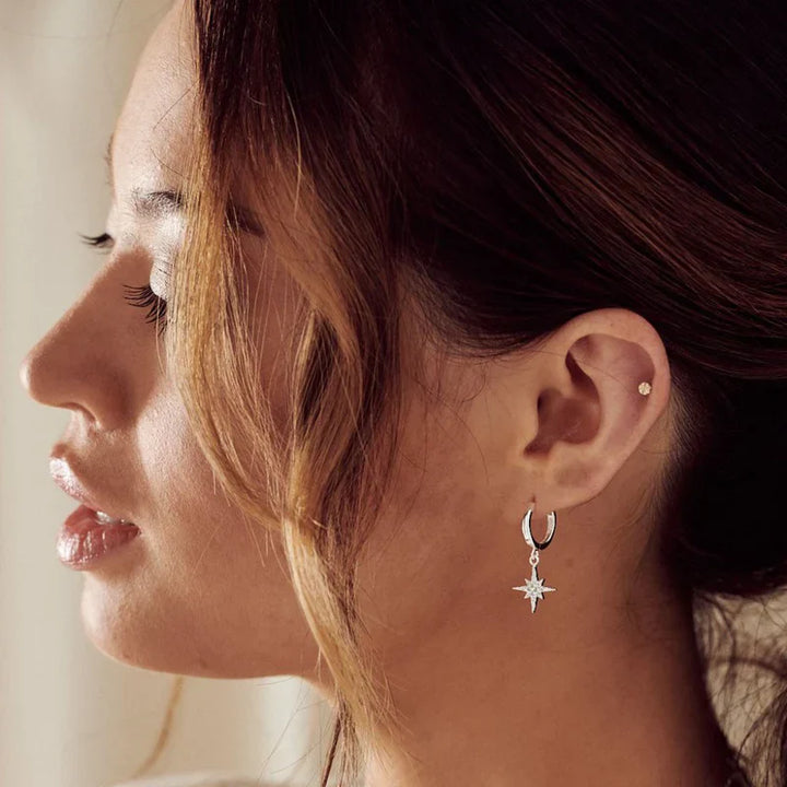 Les boucles d'oreilles Vudu blanches