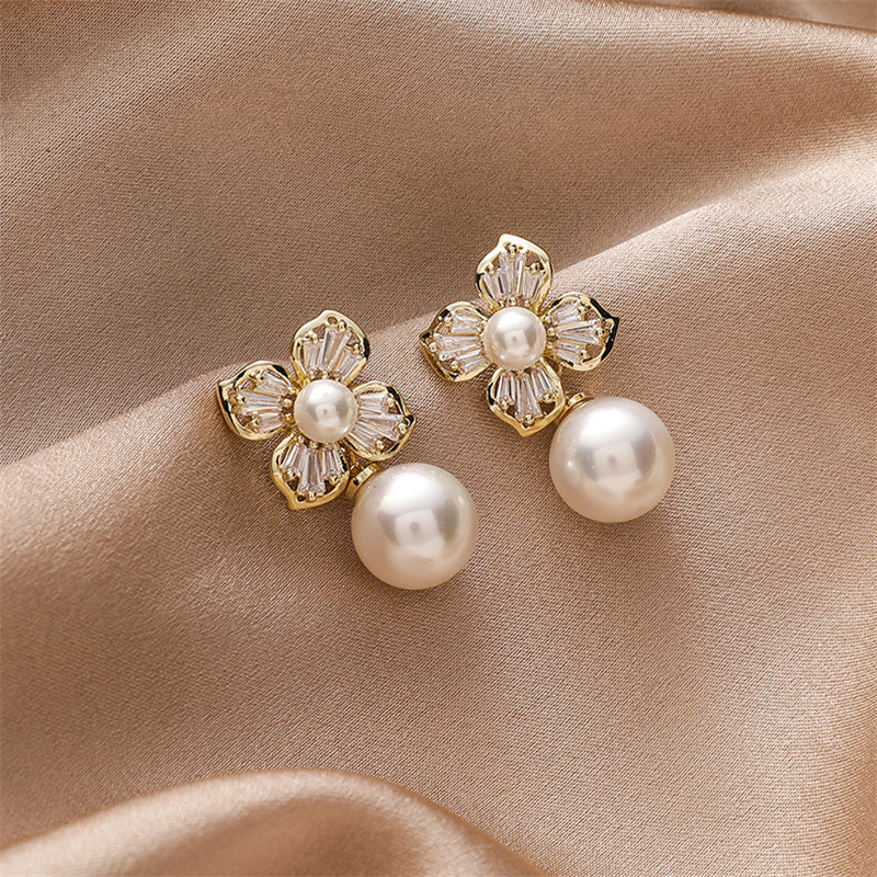 Boucles d'oreilles en perles et fleurs en cristal