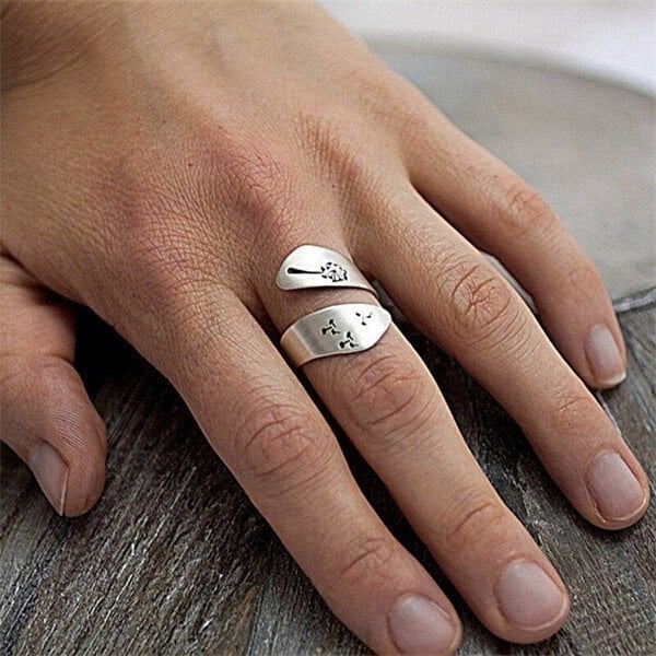 Bague ajustable en main sculptée à la denteline