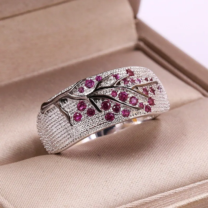 Bague en argent ancienne avec zirconium pourpre incrusté