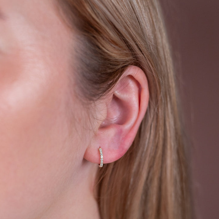 Boucles d'oreilles huggie en moissanite et or